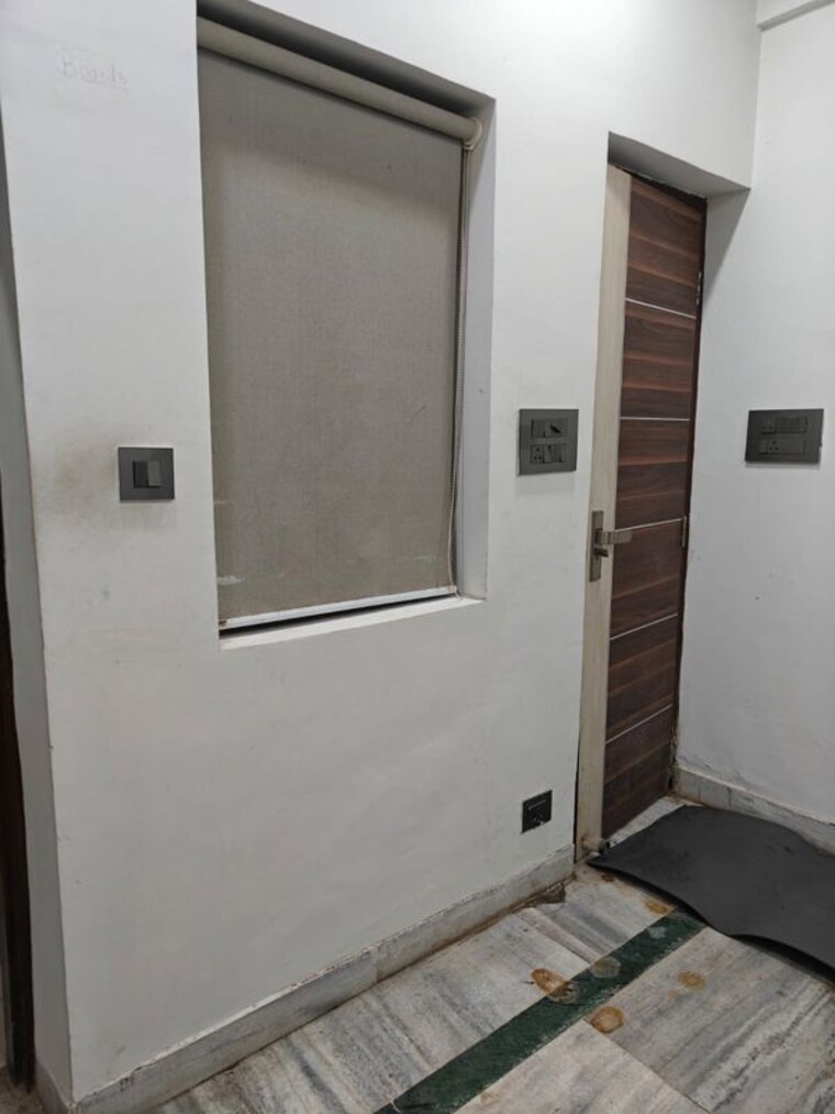 Bathroom, noida central 1 Bedroom 150 Sq.Ft. Apartment In Noida Central Noida 10003910