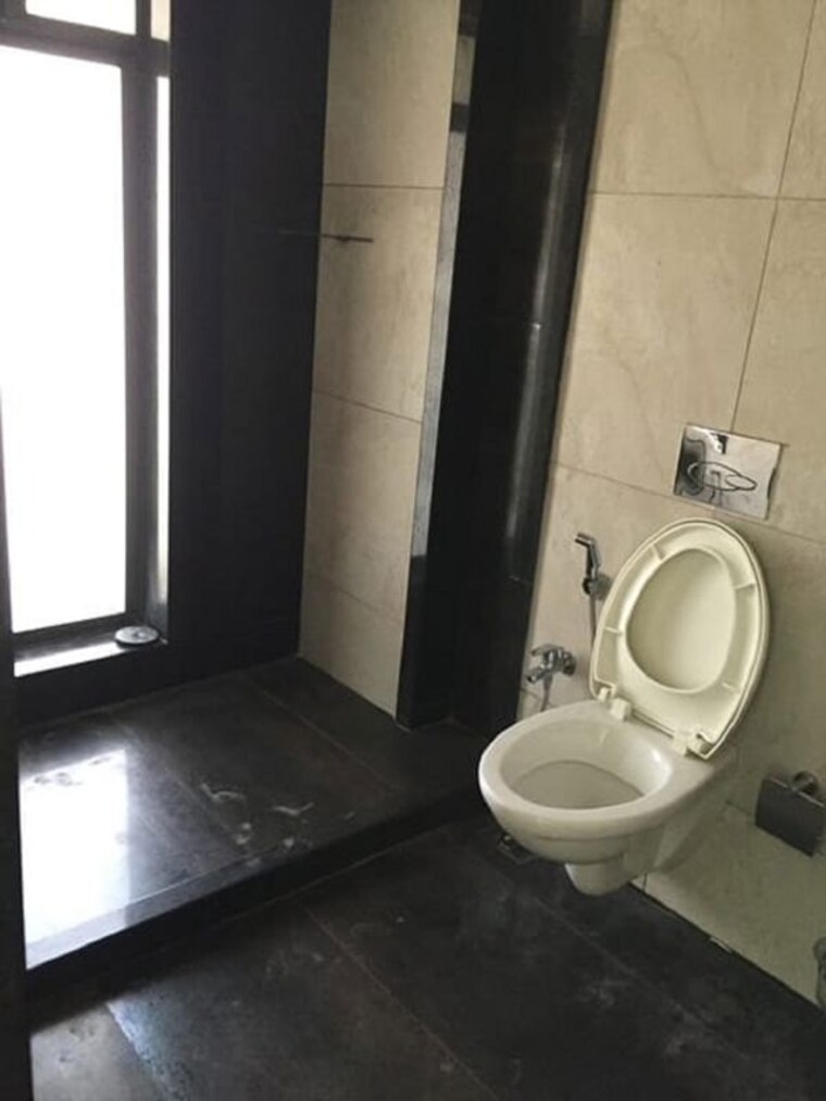 Bathroom, santacruz west 3 Bedroom 1100 Sq.Ft. Apartment In Santacruz West Mumbai 10003976
