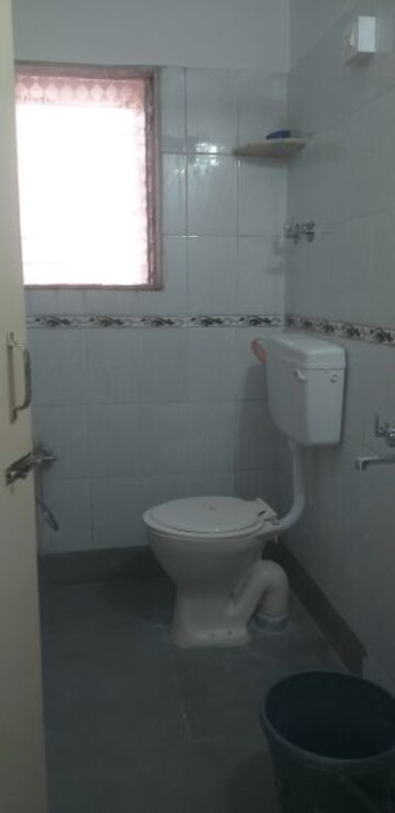 Bathroom in 1 RK Apartment at Vedant Commercial Complex, Vartak Nagar – for Rent