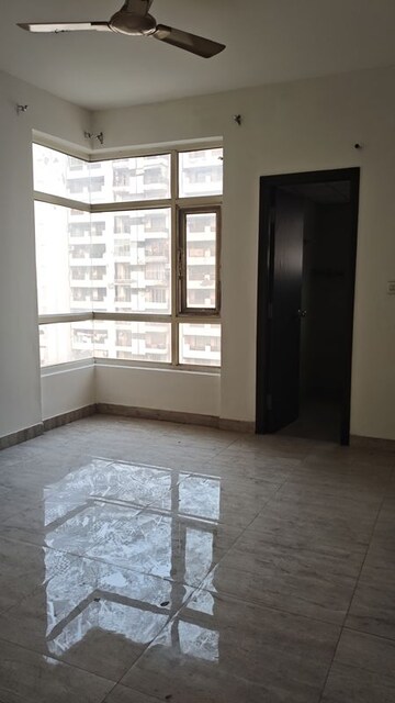 Room in 3 BHK Apartment at Spr Imperial Estate, Sector 82 – for Rent