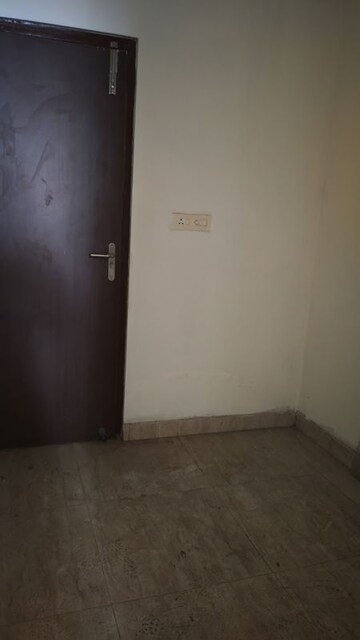 Room in 3 BHK Apartment at Spr Imperial Estate, Sector 82 – for Rent
