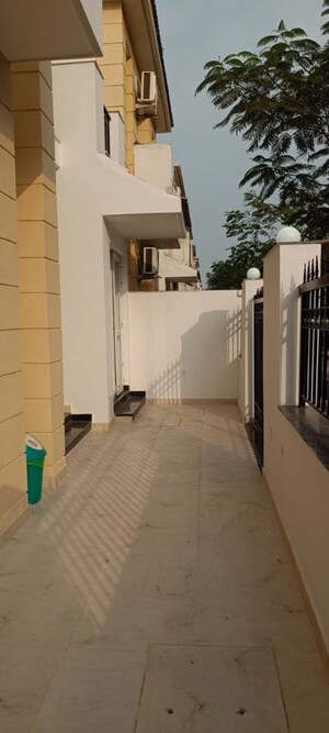 Balcony in 2 BHK Builder Floor at RWA Apartments Sector 52, Sector 52 – for Rent
