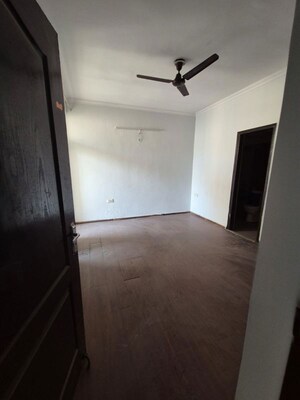 Room in 2 BHK Apartment at Amrapali Heartbeat City, Sector 107 – for Rent