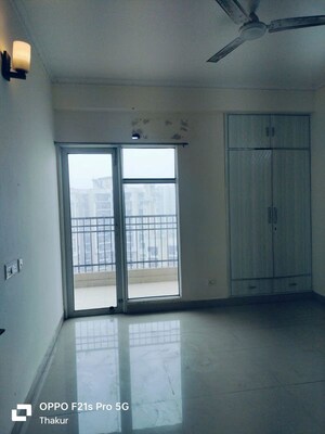 Room in 3 BHK Apartment at JM Florence, Tech Zone 4 Greater Noida – for Rent