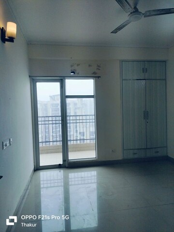 Room in 3 BHK Apartment at JM Florence, Tech Zone 4 Greater Noida – for Rent