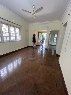 Room in 2 BHK Builder Floor at Koramangala – for Rent