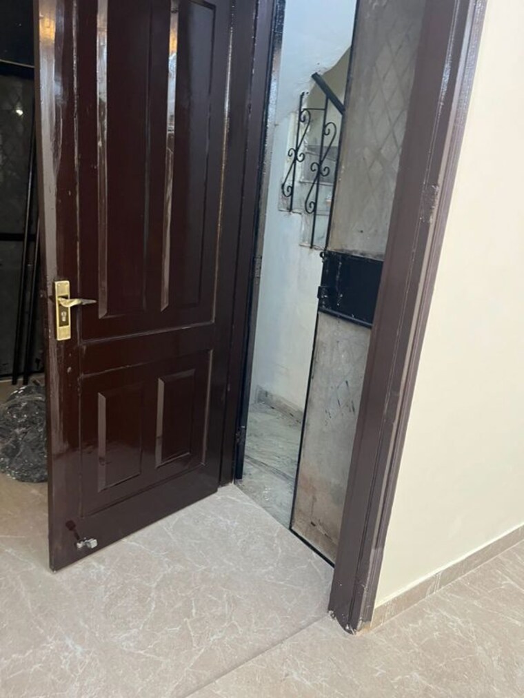 Room, jasola 3 Bedroom 300 Sq.Yd. Apartment In Jasola Delhi 10004833