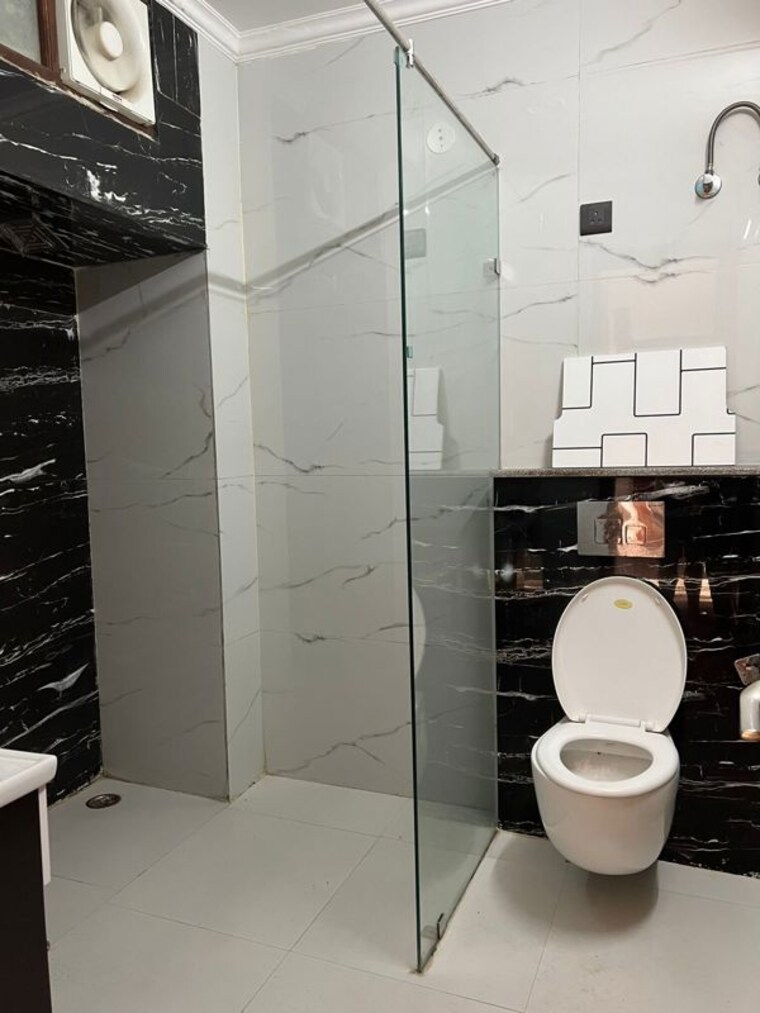 Bathroom, sector 85 3 Bedroom 250 Sq.Yd. Apartment In Sector 85 Faridabad 10004923