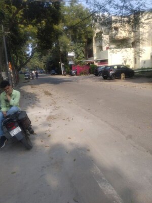 Parking in  Shop at Arun Vihar Sector 37, Sector 37 – for Rent