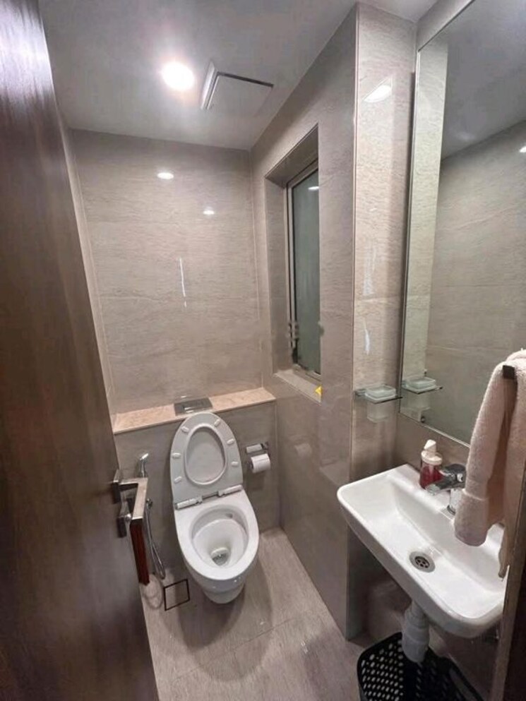 Bathroom, hiranandani-regent-hill 1 Bedroom 380 Sq.Ft. Apartment In Powai Mumbai 10005655