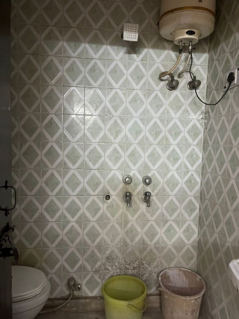 Bathroom, kalkaji 1 Bedroom 550 Sq.Ft. Builder Floor In Kalkaji Delhi 10005779