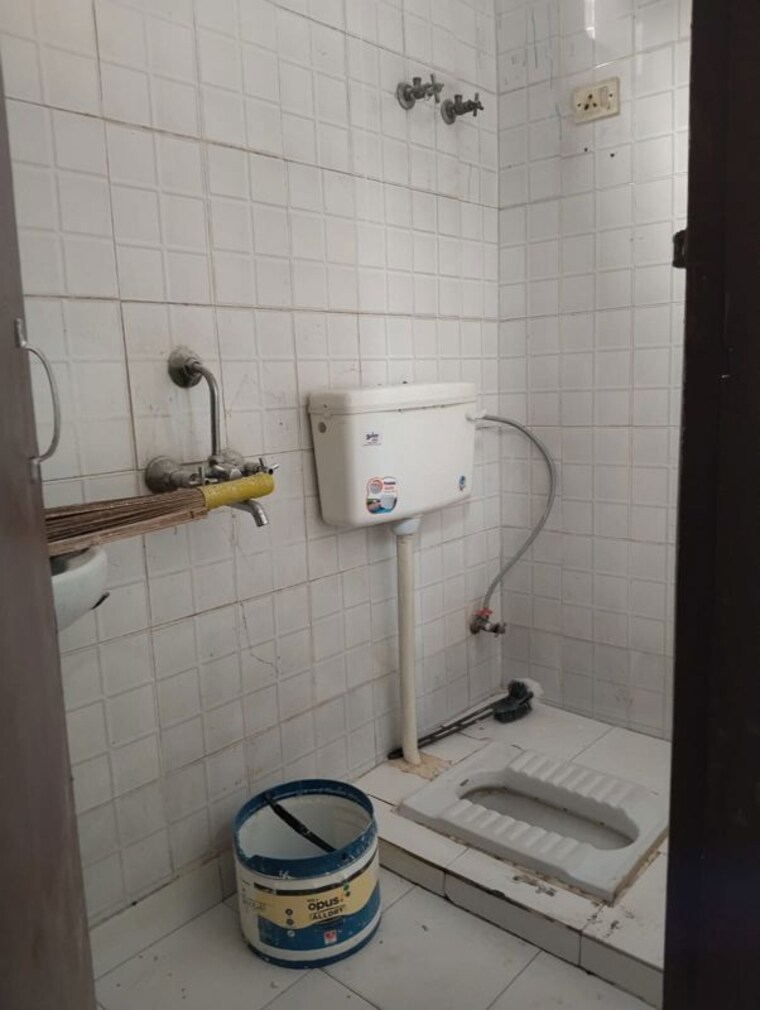 Bathroom, neb sarai 3 Bedroom 1300 Sq.Ft. Builder Floor In Neb Sarai Delhi 10005878