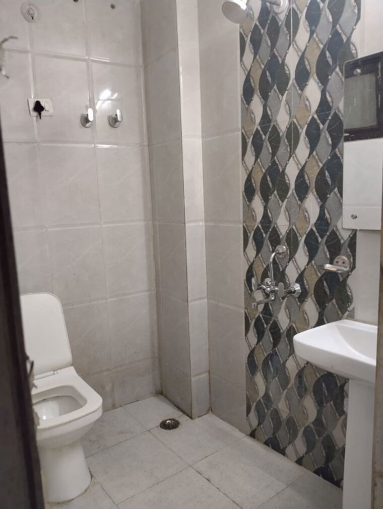 Bathroom, neb sarai 3 Bedroom 1300 Sq.Ft. Builder Floor In Neb Sarai Delhi 10005878