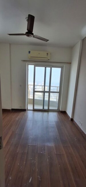 Room in 3 BHK Apartment at BPTP The Resort, Sector 75 – for Rent