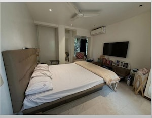 Bedroom in 3.5 BHK Apartment at Juhu – for Rent