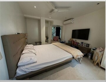 Bedroom in 3.5 BHK Apartment at Juhu – for Rent