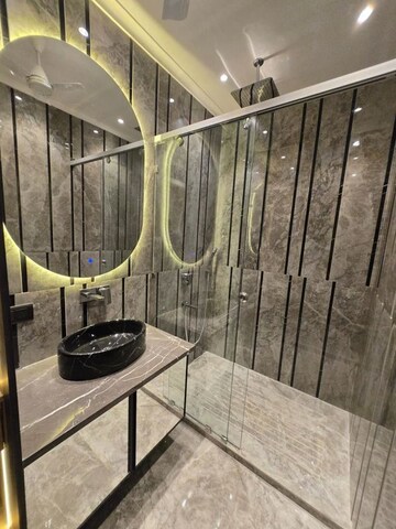 Master Bedroom in 4 BHK Builder Floor at DLF City Gurgaon, Sector 27 – for Sale