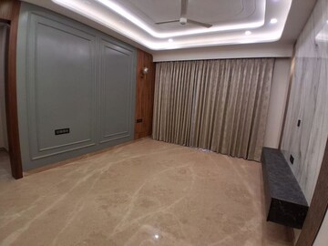 Room in 4 BHK Builder Floor at DLF City Centre, Sector 28 – for Sale