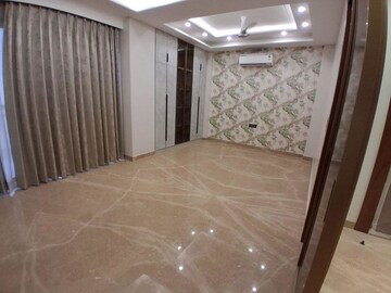 Room in 4 BHK Builder Floor at DLF City Centre, Sector 28 – for Sale