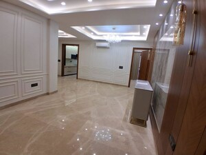 Room in 4 BHK Builder Floor at DLF City Centre, Sector 28 – for Sale