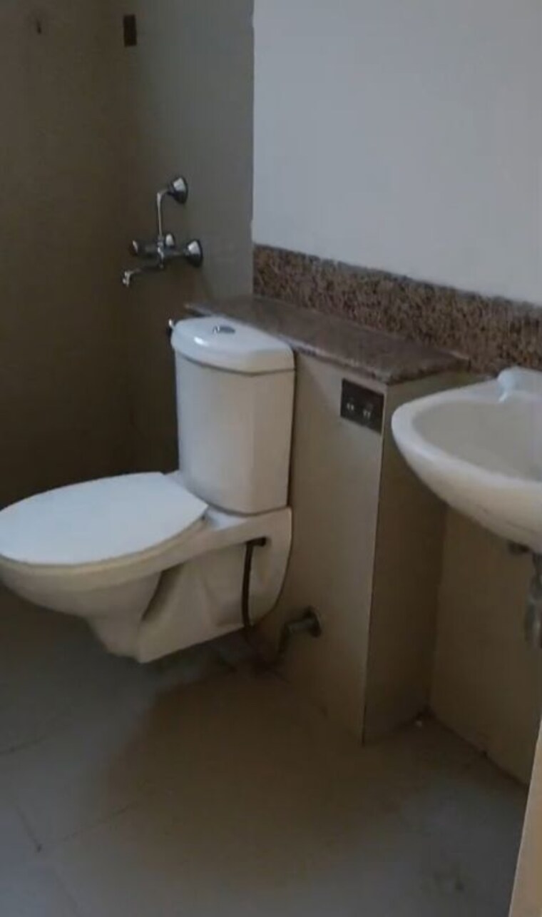 Bathroom, emaar-mgf-emerald-hills 4 Bedroom 3150 Sq.Ft. Apartment In Sector 65 Gurgaon 10006525