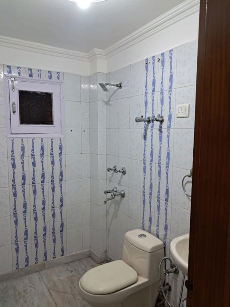 Bathroom, paryavaran complex 2 Bedroom 1000 Sq.Ft. Builder Floor In Paryavaran Complex Delhi 10006607