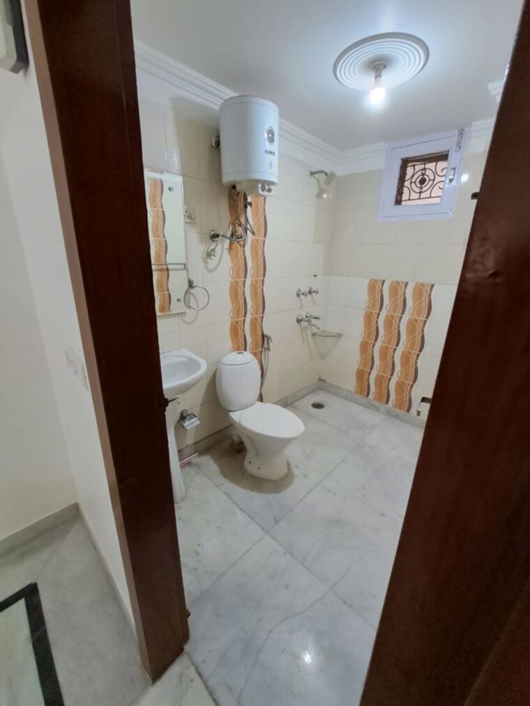 Bathroom, paryavaran complex 2 Bedroom 1000 Sq.Ft. Builder Floor In Paryavaran Complex Delhi 10006607
