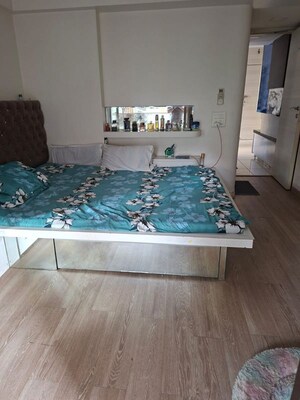 Bedroom in 1 BHK Apartment at Bandra West – for Rent