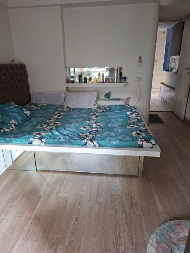 Bedroom, bandra west 1 Bedroom 500 Sq.Ft. Apartment In Bandra West Mumbai 10006656