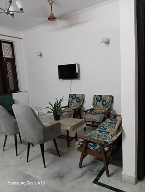 Master Bedroom in 1 BHK Builder Floor at Malviya Nagar – for Rent
