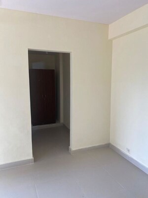 Room in 3.5 BHK Apartment at BPTP Park Grandeura, Sector 82 – for Sale