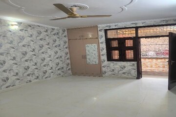 Room in 3 BHK Builder Floor at Dwarka Mor – for Sale