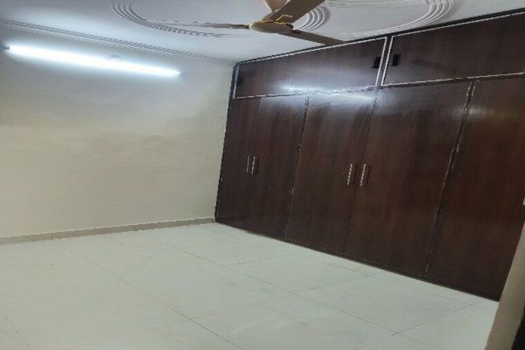 Room, dwarka mor 3 Bedroom 100 Sq.Yd. Builder Floor In Dwarka Mor Delhi 10006844