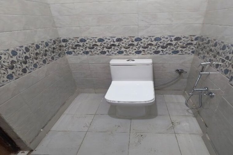 Bathroom, dwarka mor 3 Bedroom 100 Sq.Yd. Builder Floor In Dwarka Mor Delhi 10006845