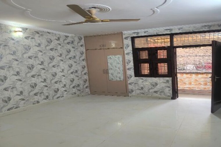 Room, dwarka mor 3 Bedroom 100 Sq.Yd. Builder Floor In Dwarka Mor Delhi 10006845