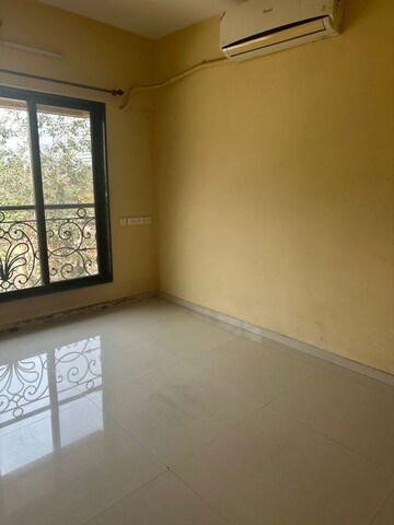 Room in 2 BHK Apartment at Mayfair Housing Hillcrest, Vikhroli West – for Rent