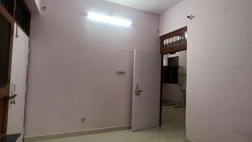 Room in 2 BHK Apartment at Gomti Nagar – for Rent