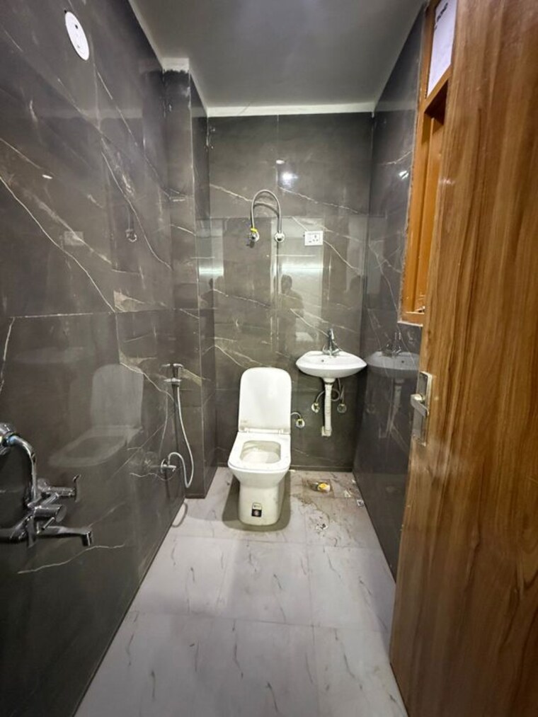 Bathroom, saket 1 Bedroom 600 Sq.Ft. Builder Floor In Saket Delhi 10007907