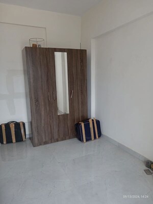 Room in 2.5 BHK Apartment at Gundecha Symphony, Andheri West – for Sale
