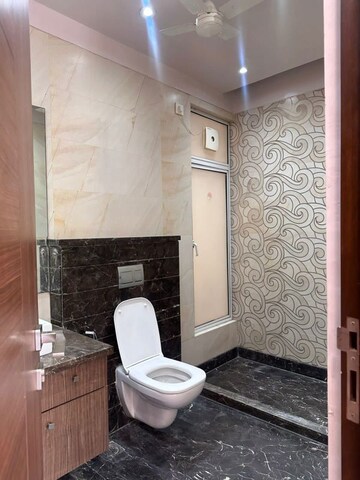 Bathroom in 3 BHK Apartment at Ardee City Palm Grove Heights, Sector 52 – for Rent