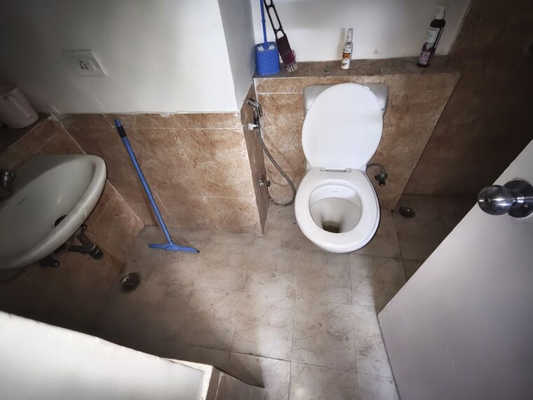 Bathroom, jaypee-greens-kosmos 3 Bedroom 1365 Sq.Ft. Apartment In Sector 134 Noida 10007964