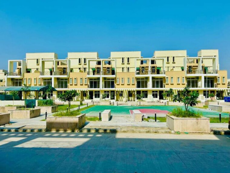 Swimming Pool, amrapali-dream-valley 4 Bedroom 2450 Sq.Ft. Villa In Tech Zone 4 Greater Noida Greater Noida 10007980