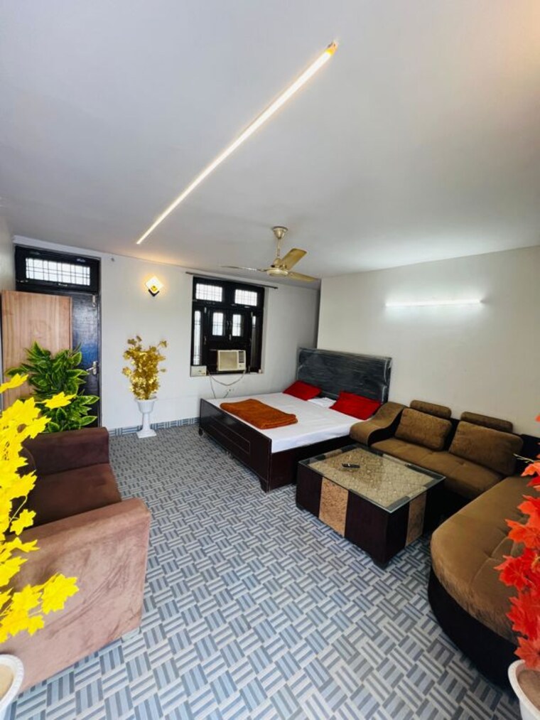 Bedroom, green fields colony 3 Bedroom 200 Sq.Yd. Builder Floor In Green Fields Colony Faridabad 10008088