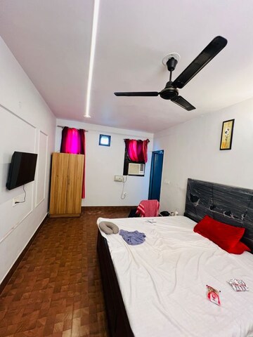 Master Bedroom in 3 BHK Builder Floor at Green Fields Colony – for Rent