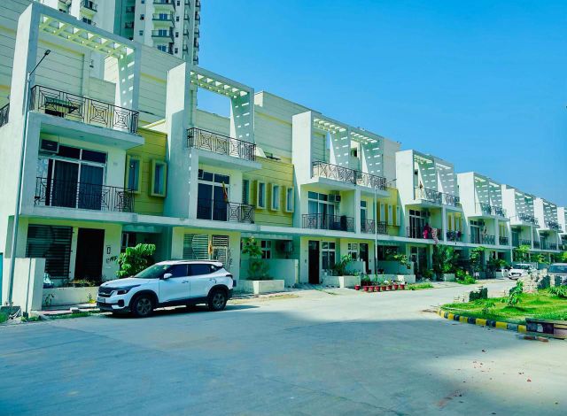 5 BHK + Servant Room Villa For Sale in Amrapali Dream Valley
