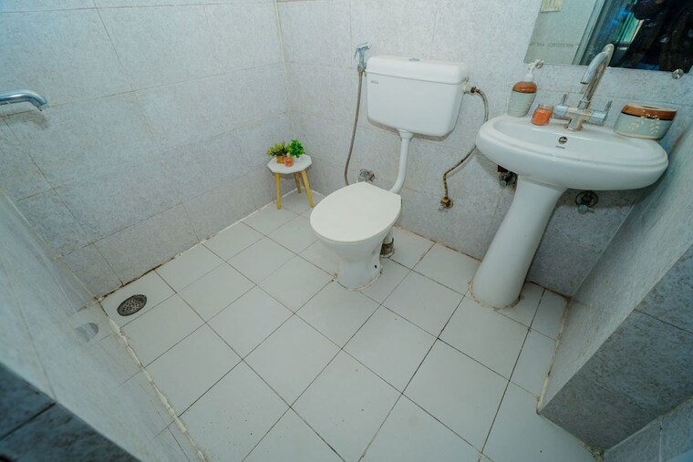 Bathroom, amrapali-heartbeat-city 3 Bedroom 2125 Sq.Ft. Apartment In Sector 107 Noida 10008126