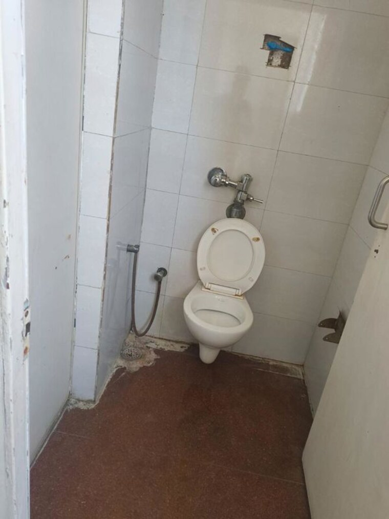 Bathroom, sector 63 Commercial Office Space 14000 Sq.Ft. In Sector 63 Noida 10008545