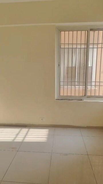 Room in 2 BHK Apartment at Wave Dream Homes, Wave City – for Rent