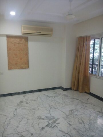 Room in 3 BHK Apartment at Supreme Ecstasy II, Khar West – for Rent