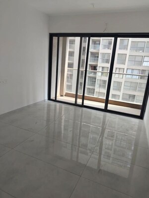 Room in 4 BHK Apartment at Mantra Mirari, Koregaon Park – for Rent